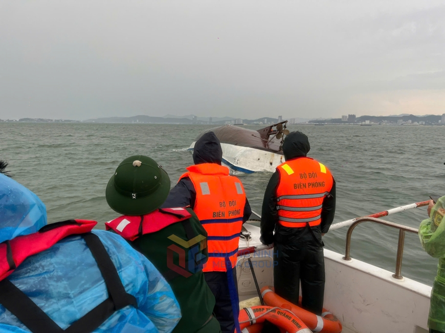 Vụ lật tàu tại Quảng Ninh: Thủ tướng yêu cầu khẩn trương tìm kiếm cứu nạn, khắc phục hậu quả